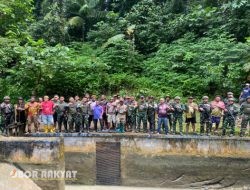 Satgas Pamtas RI-PNG Yonif 643/Wns Gelar Karya Bhakti Normalisasi Saluran Air di PLBN Skouw
