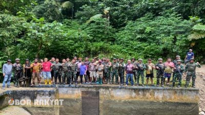 Satgas Pamtas RI-PNG Yonif 643/Wns Gelar Karya Bhakti Normalisasi Saluran Air di PLBN Skouw