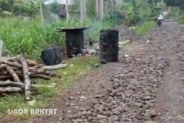 Bondowoso, Obor Rakyat – Proyek pengaspalan jalan di RT 12, Desa Wonokusumo, Kecamatan Tapen, Kabupaten Bondowoso, yang bersumber dari Anggaran Pendapatan dan Belanja Negara (APBN) melalui Dana Desa (DD) Tahun Anggaran 2025, dihentikan oleh warga setempat.