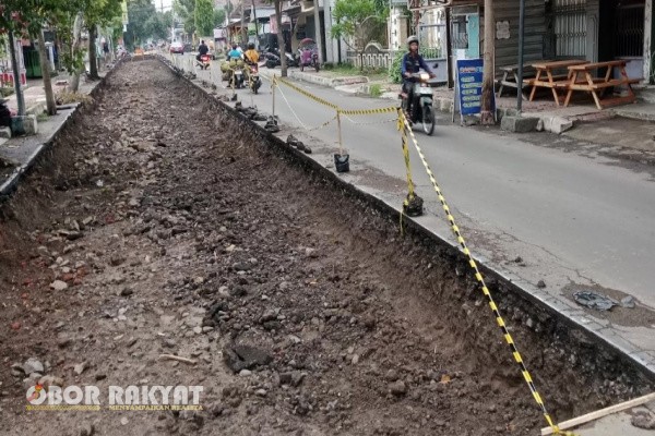 Bondowoso, Obor Rakyat – Pemerintah Kabupaten (Pemkab) Bondowoso terus menunjukkan komitmennya dalam meningkatkan kualitas infrastruktur jalan melalui optimalisasi Dana Bagi Hasil Cukai Hasil Tembakau (DBHCHT). Tahun anggaran 2025, salah satu proyek prioritas yang direalisasikan adalah rehabilitasi ruas Jalan MT Haryono di Kelurahan Badean, Kecamatan Bondowoso.