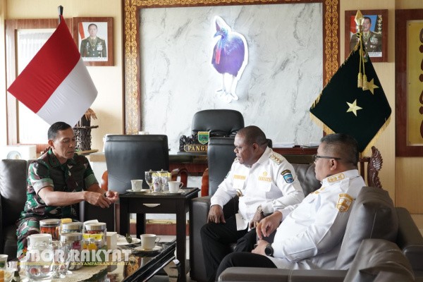 Manokwari, Obor Rakyat — Dalam upaya mempercepat pembangunan daerah dan menjaga stabilitas keamanan di wilayah ibu kota Provinsi Papua Barat, Pangdam XVIII/Kasuari, Mayjen TNI Christian Kurnianto Tehuteru, menerima audiensi Bupati Manokwari, Hermus Indou, S.IP., M.H., di Makodam XVIII/Kasuari, Manokwari, pada Rabu (29/10/2025).