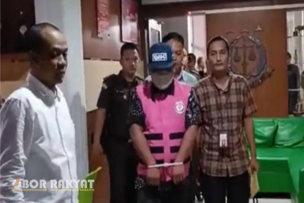 Jember, Obor Rakyat – Kejaksaan Negeri (Kejari) Jember resmi menahan tersangka kelima dalam kasus dugaan tindak pidana korupsi Sosialisasi Peraturan Daerah (Sosperda) DPRD Jember. Tersangka berinisial SR yang sebelumnya sempat mangkir dari panggilan pertama, akhirnya memenuhi panggilan penyidik dan langsung ditahan se