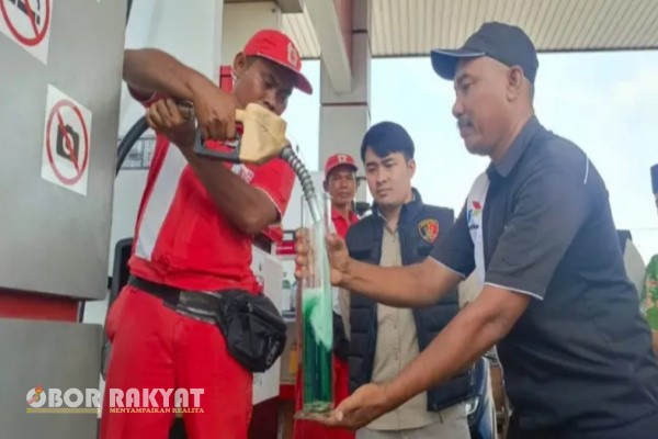 Pasuruan, Obor Rakyat – Menyikapi keresahan warga terkait dugaan turunnya kualitas bahan bakar jenis Pertalite, Polres Pasuruan bersama Dinas Perindustrian dan Perdagangan (Disperindag) Kabupaten Pasuruan melakukan inspeksi mendadak (sidak) di sejumlah Stasiun Pengisian Bahan Bakar Umum (SPBU) pada Kamis (30/10/2025).