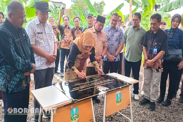 Bondowoso, Obor Rakyat — Gubernur Jawa Timur, Khofifah Indar Parawansa, meresmikan program SIKAP (Sekolah Inovatif Ketahanan Pangan) di SMAN 1 Tenggarang (SMASGA), Kabupaten Bondowoso, pada Sabtu (1/11/2025).