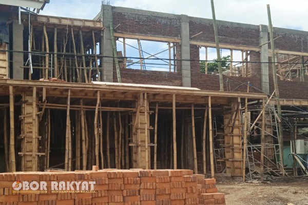 Bondowoso, Obor Rakyat – Pelaksanaan proyek rehabilitasi bangunan gedung Puskesmas Pakem, Kabupaten Bondowoso, dua lantai senilai Rp1.680.288.000 terus menunjukkan progres positif. Hingga awal November 2025, pekerjaan yang dilaksanakan oleh CV Mulyo Joyo itu telah mencapai 70 persen dan berjalan sesuai target waktu yang ditetapkan.