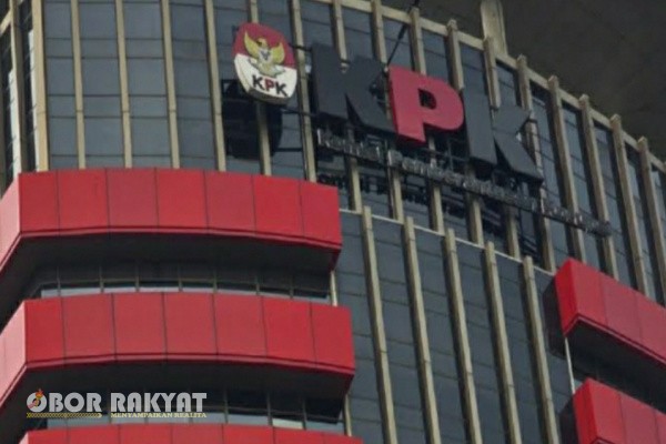 Jakarta, Obor Rakyat – Komisi Pemberantasan Korupsi (KPK) bersama Badan Pemeriksa Keuangan (BPK) melakukan pemeriksaan maraton terhadap sejumlah Stasiun Pengisian Bahan Bakar Umum (SPBU) di empat provinsi, yakni Banten, Jawa Barat, Jawa Tengah, dan Yogyakarta. Pemeriksaan dilakukan sebagai bagian dari penyidikan dugaan korupsi dalam proyek digitalisasi SPBU Pertamina yang melibatkan ribuan titik di seluruh Indonesia.