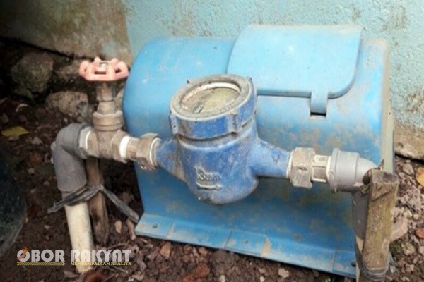 Bondowoso, Obor Rakyat — Sejumlah warga di Kabupaten Bondowoso menyampaikan keluhan terkait buruknya pelayanan Perusahaan Daerah Air Minum (PDAM) Bondowoso. Pasalnya, air kerap tidak mengalir dalam waktu lama, namun meteran tetap berjalan sehingga pelanggan tetap menerima tagihan bulanan meski tidak menikmati layanan air bersih.