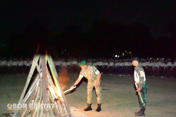Palu, Obor Rakyat – Di bawah langit malam Kota Palu yang bertabur bintang, semangat pengabdian dan bela negara berkobar dalam Upacara Malam Api Unggun Korps Kadet Republik Indonesia (KKRI) yang digelar di Mayonif 711/Raksatama, Jl. Emmy Saelan, Kelurahan Tatura Selatan, Kota Palu, Sabtu malam (1/11/ 2025).