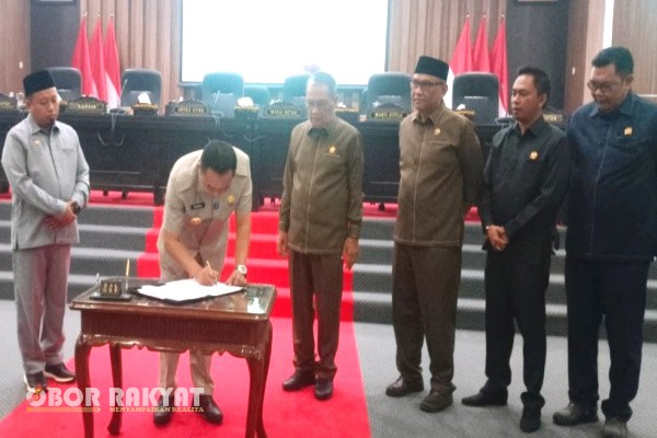 Bondowoso, Obor Rakyat – Dewan Perwakilan Rakyat Daerah (DPRD) Kabupaten Bondowoso menggelar rapat paripurna dalam rangka persetujuan bersama terhadap Nota Kesepakatan Kebijakan Umum Anggaran (KUA) dan Prioritas Plafon Anggaran Sementara (PPAS) APBD Tahun Anggaran 2026, di Senin (3/11/2025).