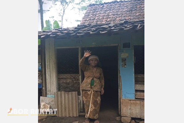 Bondowoso, Obor Rakyat – Di usia senjanya yang telah menginjak 78 tahun, Mbah Maswa, warga Dusun Karang Anyar, RT 09 RW 03, Desa Patemon, Kecamatan Pakem, Kabupaten Bondowoso, harus menjalani hidup seorang diri di rumah sederhana yang jauh dari kata layak huni.