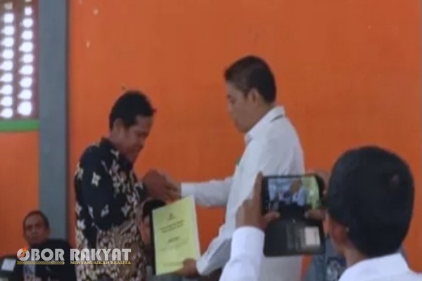 Bondowoso, Obor Rakyat – Upaya memperkuat kemitraan antara masyarakat dan pengelola hutan terus digencarkan oleh Perum Perhutani KPH Bondowoso. Sebanyak 48 petani hutan di Desa Taman, Kecamatan Grujugan, Kabupaten Bondowoso, resmi menandatangani Perjanjian Kerja Sama (PKS) dengan Perhutani, pada Senin (3/11/2025) di Balai Desa Taman.