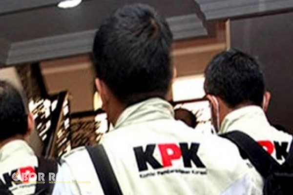 Jakarta, Obor Rakyat — Tim dari KPK melakukan operasi tangkap tangan (OTT) di wilayah Provinsi Riau pada Senin (3/11/2025). Dari pengungkapan tersebut, salah satu pihak yang diamankan adalah Gubernur Riau, Abdul Wahid.