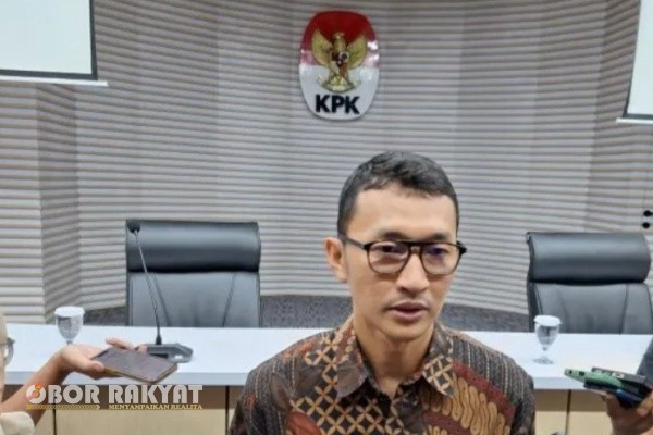 Jakarta, Obor Rakyat – Komisi Pemberantasan Korupsi (KPK) melakukan Operasi Tangkap Tangan (OTT) terhadap Gubernur Riau, Abdul Wahid, pada Senin (3/11/2025).