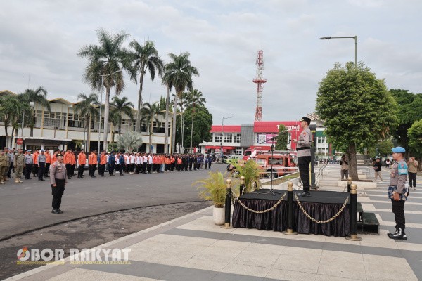 Jember, Obor Rakyat – Menyongsong musim penghujan dan meningkatnya potensi bencana hidrometeorologi, Kapolres Jember AKBP Bobby A. Condroputra memimpin Apel Gelar Kesiapan Tanggap Darurat Bencana Hidrometeorologi di Alun-Alun Kabupaten Jember, Rabu (5/11/2025).