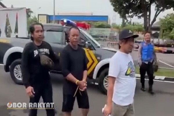 Tuban, Obor Rakyat – Riyadi (54), seorang perangkat desa asal Desa Jarorejo, Kecamatan Kerek, Kabupaten Tuban, tewas dibacok tetangganya sendiri, Warsidam (50), pada Rabu (5/11/2025) pagi.