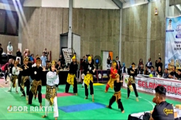 Bondowoso, Obor Rakyat – Gema teriakan penyemangat dan derap langkah penuh semangat terdengar menggema di GOR Pelita Bondowoso, Rabu malam (5/11/2025).