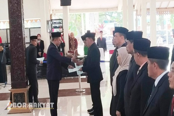 Bondowoso, Obor Rakyat – Suasana Pendopo Kabupaten Bondowoso pada Kamis (6/11/2025) pagi dipenuhi wibawa dan ketegangan. Di hadapan para tamu undangan dan pejabat daerah, Bupati Bondowoso Abdul Hamid Wahid memimpin langsung pelantikan dan pengambilan sumpah jabatan Pegawai Negeri Sipil (PNS) dalam Jabatan Pimpinan Tinggi Pratama serta Jabatan Fungsional Auditor Kabupaten Bondowoso.
