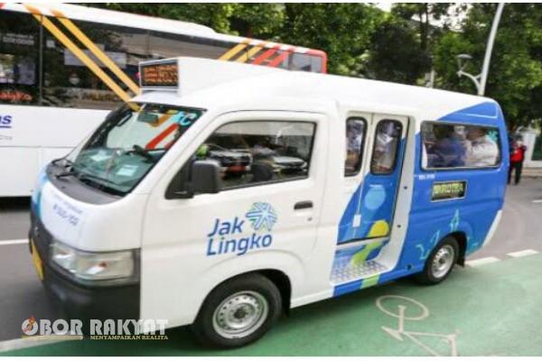 Jakarta, Obor Rakyat – Layanan Mikrotrans yang berada di bawah naungan PT Transportasi Jakarta (Transjakarta) menjadi salah satu moda transportasi favorit warga ibu kota. Dengan ukuran kendaraan yang kecil, Mikrotrans mampu menjangkau jalan-jalan sempit di kawasan pemukiman yang tidak bisa dilalui bus besar.