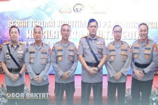 Jakarta, Obor Rakyat — Kepala Divisi Humas Polri, Irjen Pol. Sandi Nugroho, S.I.K., S.H., M.Hum., memimpin prosesi serah terima jabatan (Sertijab) Kepala Biro Multimedia Divisi Humas Polri di Aula Rastra Sewakottama, Gedung Divhumas Polri, Kamis (6/11/2025).