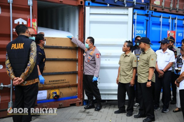 Jakarta, Obor Rakyat — Kapolri Jenderal Listyo Sigit Prabowo mengungkapkan hasil operasi gabungan antara Direktorat Jenderal Bea dan Cukai (DJBC), Direktorat Jenderal Pajak (DJP) Kementerian Keuangan, serta Satgassus Optimalisasi Penerimaan Negara (OPN) Polri. Operasi tersebut berhasil mengamankan 87 kontainer yang diduga melanggar aturan ekspor produk turunan Crude Palm Oil (CPO) di Terminal Peti Kemas (TPS) Multi Terminal Indonesia – NPCT Common Area, Tanjung Priok, Jakarta Utara.