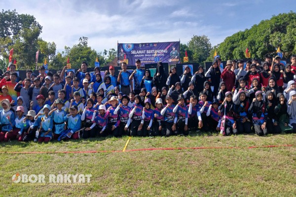 Bondowoso, Obor Rakyat – Dalam rangka memperingati Hari Ulang Tahun (HUT) ke-80 Korps Brimob Polri, Polsek Sukosari bekerja sama dengan unsur Brimob, KONI, dan Disparpora Kabupaten Bondowoso menggelar Kejuaraan Panahan bertema “Brimob Polri untuk Masyarakat.” Kegiatan ini berlangsung di Kompi 3 Batalyon B Sat Brimobda Polda Jatim, Kecamatan Tenggarang, Kabupaten Bondowoso, pada Jumat (7/11/2025) mulai pukul 07.30 WIB.