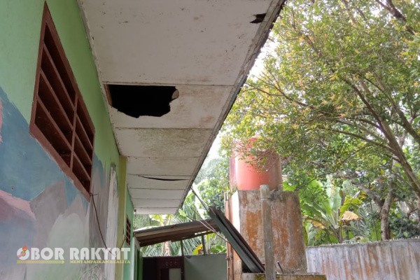 Asahan, Obor Rakyat – Dugaan praktik korupsi dan pungutan liar (pungli) mencuat di Madrasah Ibtidaiyah (MI) Negeri 1 Asahan, yang berlokasi di Jalan Damai XV, Suka Raja, Kecamatan Simpang Empat, Kabupaten Asahan. Kepala sekolah berinisial ES diduga melakukan pengelolaan dana sekolah secara tidak transparan selama dua tahun masa kepemimpinannya.