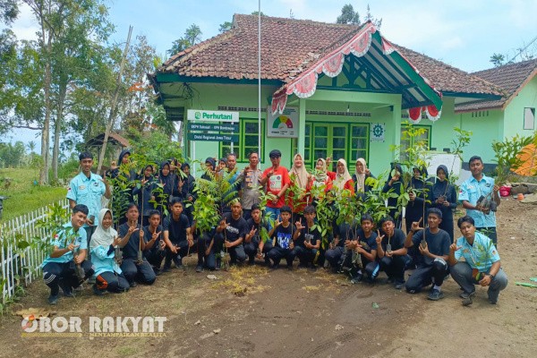 Bondowoso, Obor Rakyat — Sebagai wujud komitmen terhadap pelestarian lingkungan dan peningkatan kesadaran generasi muda dalam menjaga kelestarian alam, Perum Perhutani Kesatuan Pemangkuan Hutan (KPH) Bondowoso menyerahkan bantuan bibit pohon kepada Sekolah Menengah Atas Negeri (SMAN) 2 Situbondo.