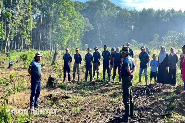 Bondowoso, Obor Rakyat – Dalam upaya menumbuhkan kesadaran dan kecintaan terhadap lingkungan sejak dini, Perum Perhutani Kesatuan Pemangkuan Hutan (KPH) Bondowoso melaksanakan kegiatan penanaman pohon bersama pelajar di kawasan Resort Pemangkuan Hutan (RPH) Sumberwringin, Bagian Kesatuan Pemangkuan Hutan (BKPH) Sukosari, Jumat (7/11/2025).