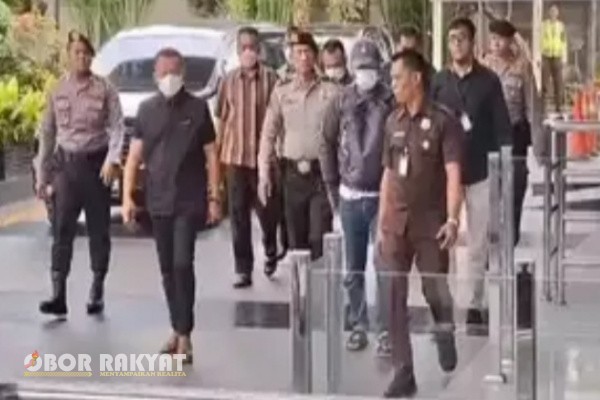 Jakarta, Obor Rakyat – Kasus dugaan korupsi yang menjerat Bupati Ponorogo Sugiri Sancoko kian berkembang. Komisi Pemberantasan Korupsi (KPK) resmi membawa Sugiri bersama sejumlah pejabat Pemerintah Kabupaten (Pemkab) Ponorogo ke Gedung Merah Putih, Jakarta, pada Sabtu (8/11/2025) pagi, usai Operasi Tangkap Tangan (OTT) yang dilakukan malam sebelumnya.