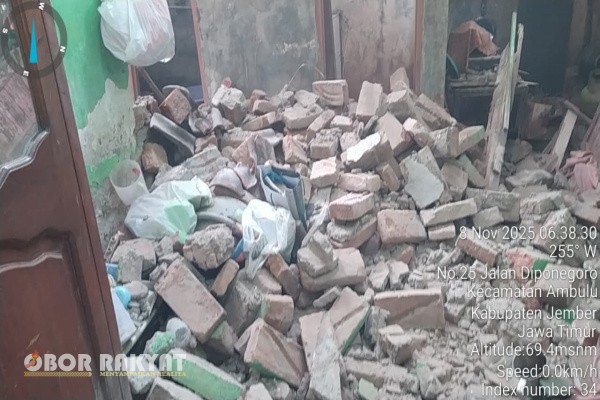 Jember, Obor Rakyat – Sebuah peristiwa mendadak terjadi di rumah wartawan Agus Sugiyanto (GWI Jember) yang beralamat di Dusun Krajan Gang 1 No.10, RT 02/RW 013 Kauman Selatan, Desa Ambulu, Kecamatan Ambulu, Kabupaten Jember. Sabtu pagi (8/11/2025), bagian atap dapur hingga tembok pembatas ruang tengah roboh tanpa peringatan, padahal kondisi cuaca dalam keadaan normal tidak ada hujan atau angin kencang yang terlihat.