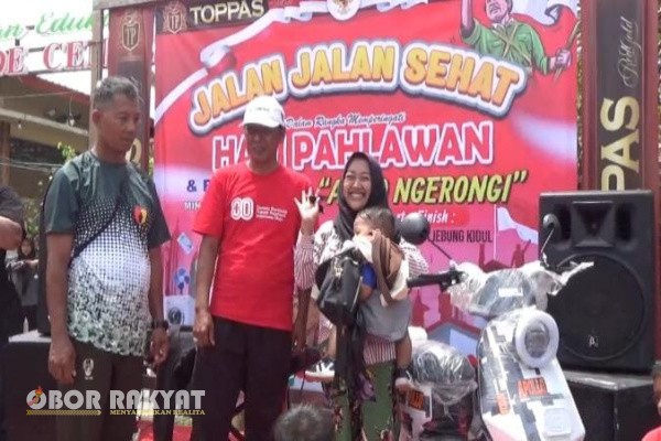 Bondowoso, Obor Rakyat — Dalam semangat memperingati Hari Pahlawan ke-80 Tahun 2025, Pemerintah Desa (Pemdes) Jebung Kidul, Kecamatan Tlogosari, Kabupaten Bondowoso, menggelar kegiatan spektakuler bertajuk “Ahad Ngerongi” (Minggu Ngangeni).