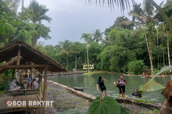 Banyuwangi, Obor Rakyat — Pesona Air Kuwung di Desa Licin, Kecamatan Licin, Kabupaten Banyuwangi, terus memikat wisatawan yang mendambakan suasana alam yang tenang dan asri. Berada di kawasan perbukitan kaki Gunung Ijen, destinasi wisata air ini menawarkan kesejukan udara pegunungan, kejernihan air alami, serta panorama hijau yang menenangkan mata.