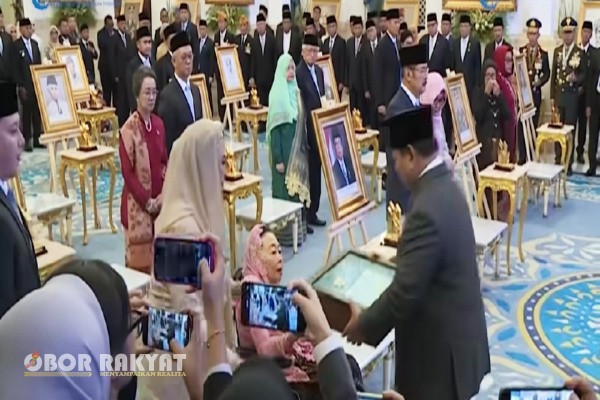 Jakarta, Obor Rakyat — Bertepatan dengan peringatan Hari Pahlawan Nasional, Presiden Prabowo Subianto secara resmi menganugerahkan gelar Pahlawan Nasional kepada sepuluh tokoh bangsa yang dinilai berjasa besar bagi Negara Kesatuan Republik Indonesia (NKRI). Upacara penganugerahan digelar di Istana Negara, Jakarta, Senin (10/11/2025).