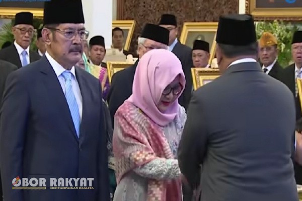 Jakarta, Obor Rakyat — Presiden Republik Indonesia, Prabowo Subianto, secara resmi menganugerahkan gelar Pahlawan Nasional kepada Presiden ke-2 RI, H. M. Soeharto, dalam upacara kenegaraan yang digelar di Istana Negara, Jakarta, Senin (10/11/2025), bertepatan dengan peringatan Hari Pahlawan Nasional.