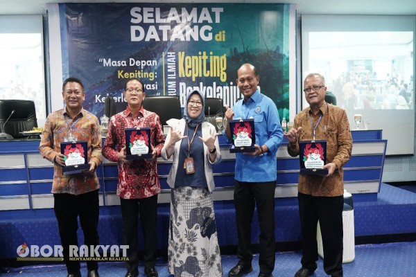 Jakarta, Obor Rakyat – Kementerian Kelautan dan Perikanan (KKP) terus memperkuat kolaborasi lintas sektor guna membangun industri budidaya kepiting berkelanjutan yang berdaya saing global. Melalui Forum Ilmiah Kepiting Berkelanjutan yang digelar di Makassar akhir pekan lalu, KKP menggandeng akademisi, peneliti, pemerintah daerah, asosiasi usaha, dan pelaku industri untuk merumuskan langkah konkret memperkuat riset, hilirisasi inovasi, serta penguatan ekosistem bisnis kepiting nasional.