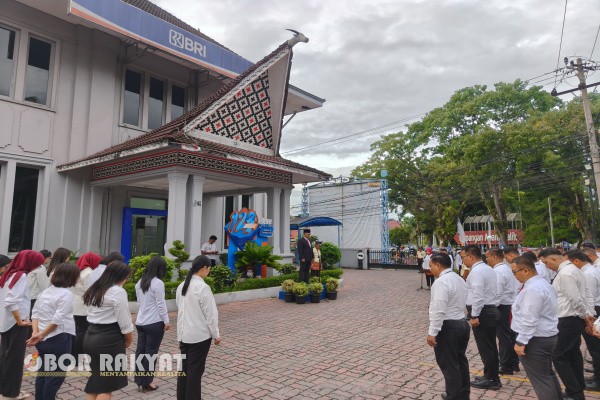 Pematangsiantar, Obor Rakyat — Dalam rangka memperingati Hari Pahlawan Nasional 10 November 2025, Bank Rakyat Indonesia (BRI) Kantor Cabang Pematang Siantar menyelenggarakan upacara bendera di halaman kantor cabang, Senin pagi (10/11/2025).
