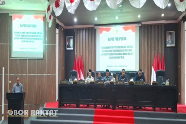 Bondowoso, Obor Rakyat – Fraksi Partai Kebangkitan Bangsa (F-PKB) DPRD Kabupaten Bondowoso menyampaikan sejumlah catatan strategis terhadap dua Rancangan Peraturan Daerah (Raperda) penting yang tengah dibahas, yakni Raperda tentang Anggaran Pendapatan dan Belanja Daerah (APBD) Tahun Anggaran 2026 dan Raperda tentang Perusahaan Umum Daerah (Perumda) Air Minum Tirta Ijen.