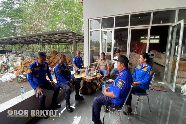 Bondowoso, Obor Rakyat – Dalam upaya meningkatkan kesadaran dan kesiapsiagaan terhadap bahaya kebakaran, Bidang Pemadam Kebakaran dan Penyelamatan (Damkar) pada Satuan Polisi Pamong Praja (Satpol PP) Bondowoso melaksanakan kegiatan sosialisasi dan edukasi proteksi kebakaran di salah satu gudang tembakau Kecamatan Wringin, Selasa (11/11/2025) pagi.