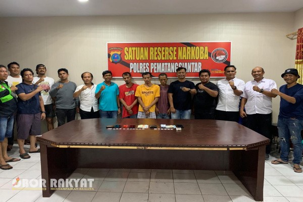 Pematangsiantar, Obor Rakyat – Tim gabungan dari Intel Korem 022/PT, Unit Intel Kodim 0207/Simalungun, dan Satresnarkoba Polres Pematangsiantar berhasil membongkar jaringan peredaran narkoba jenis sabu-sabu dalam operasi gabungan yang digelar di Lapangan Adam Malik, Kelurahan Proklamasi, Kecamatan Siantar Barat, Kota Pematangsiantar, Senin (10/11/2025) malam.