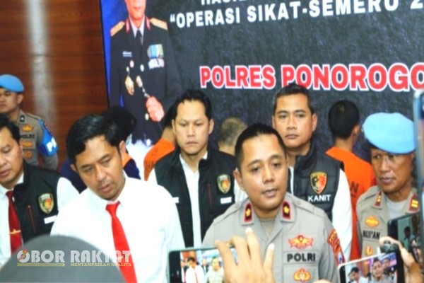 Ponorogo, Obor Rakyat – Tim Resmob Satreskrim Polres Ponorogo, Polda Jawa Timur, berhasil mengungkap kasus kepemilikan dan penjualan senjata api ilegal. Sepasang suami istri berinisial GY (45) dan MWW (41), warga Plalangan, Kecamatan Jenangan, Ponorogo, diamankan bersama barang bukti berupa satu pucuk senjata api rakitan dan 13 butir amunisi aktif.