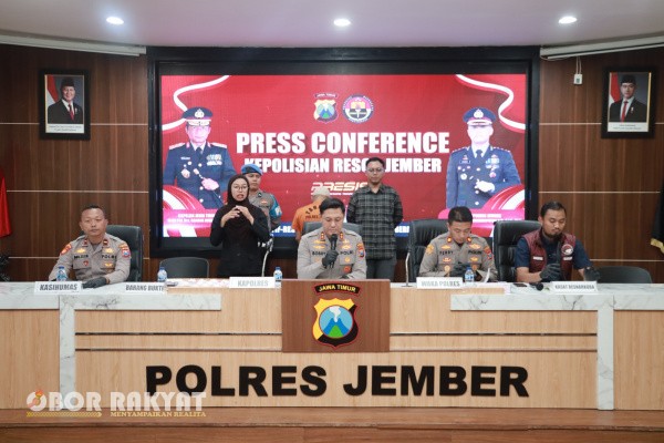 Jember, Obor Rakyat — Satuan Reserse Narkoba (Satresnarkoba) Polres Jember Polda Jawa Timur kembali menunjukkan komitmen kuat dalam memutus mata rantai peredaran gelap narkotika. Petugas berhasil mengungkap jaringan peredaran narkoba lintas pulau dan mengamankan satu tersangka utama berinisial WR (45) beserta barang bukti 885,93 gram sabu dan 300 butir ekstasi.