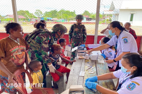 Jayapura, Obor Rakyat – Upaya peningkatan kualitas layanan kesehatan di wilayah pedalaman Papua Pegunungan terus digencarkan melalui sinergi antara pemerintah daerah, Dinas Kesehatan, BPJS Kesehatan, dan TNI. Salah satu bentuk kolaborasi nyata terlihat di Kampung Muaranawa, Distrik Airu, Kabupaten Jayapura, di mana Satgas Yonif 521/DY Pos Muaranawa bekerja sama dengan Puskesmas Airu memberikan pelayanan kesehatan terpadu bagi masyarakat setempat, Kamis (13/11/2025).