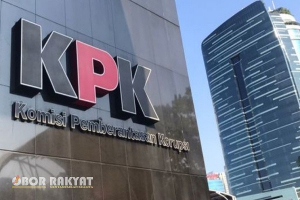 Jakarta, Obor Rakyat – Istri Kasatlantas Polres Batu AKP Kevin Ibrahim, Melissa B Darban, memilih bungkam usai menjalani pemeriksaan sebagai saksi dalam penyidikan dugaan korupsi terkait program Corporate Social Responsibility (CSR) Bank Indonesia (BI) dan Otoritas Jasa Keuangan (OJK). Pemeriksaan berlangsung hingga Kamis (13/11/2025) malam, di Gedung Merah Putih Komisi Pemberantasan Korupsi (KPK).