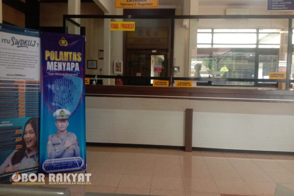 Jember, Obor Rakyat – Kantor Samsat Bersama Jember Timur, Patrang, yang berada di bawah wilayah hukum Polres Jember Polda Jatim, mempertegas komitmennya dalam memberikan layanan publik yang cepat, transparan, dan humanis melalui program unggulan bertajuk “Polantas Menyapa”.