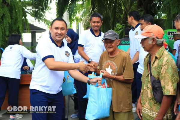 Banyuwangi, Obor Rakyat – Dalam rangka memeriahkan peringatan Hari Bakti Kementerian Imigrasi dan Pemasyarakatan (Kemenimipas) ke-1 tahun 2025, Lembaga Pemasyarakatan (Lapas) Kelas IIA Banyuwangi menggelar kegiatan bakti sosial dengan membagikan 50 paket sembako kepada masyarakat kurang mampu. Aksi sosial ini dilaksanakan di depan Taman Makam Pahlawan (TMP) Wisma Raga Satria, Banyuwangi, Jumat (14/11/2025).