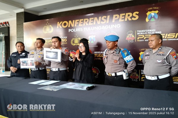 Tulungagung, Obor Rakyat – Kecelakaan maut yang melibatkan Bus Harapan Jaya di Jalan Raya Gilang, Kecamatan Ngunut, Tulungagung, berbuntut panjang. Satlantas Polres Tulungagung resmi menetapkan sopir bus berinisial KW (46) sebagai tersangka setelah hasil penyidikan menunjukkan adanya unsur kelalaian yang menyebabkan satu korban meninggal dunia dan satu lainnya luka berat.