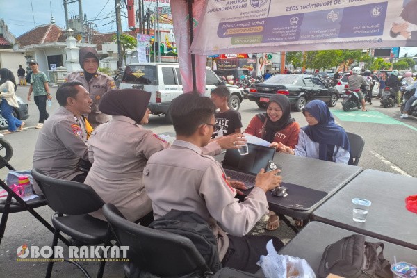 Jember, Obor Rakyat – Kepolisian Resor (Polres) Jember kembali melaksanakan sosialisasi Penerimaan Peserta Didik Baru (PPDB) SMA Kemala Taruna Bhayangkara pada kegiatan Car Free Day (CFD) di Alun-Alun Jember, Minggu pagi (16/11/2025).