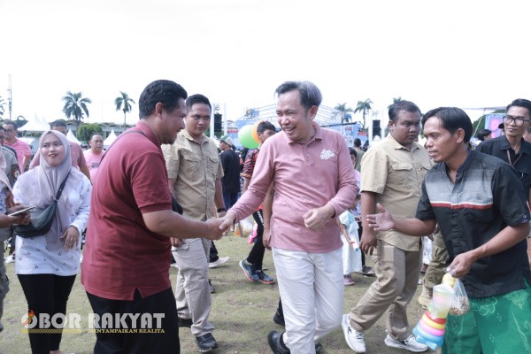 Jember, Obor Rakyat – Karnaval SCTV 2025 hari kedua kembali menyedot perhatian ribuan warga yang memadati Alun-Alun Jember Nusantara, Minggu (16/11/2025).