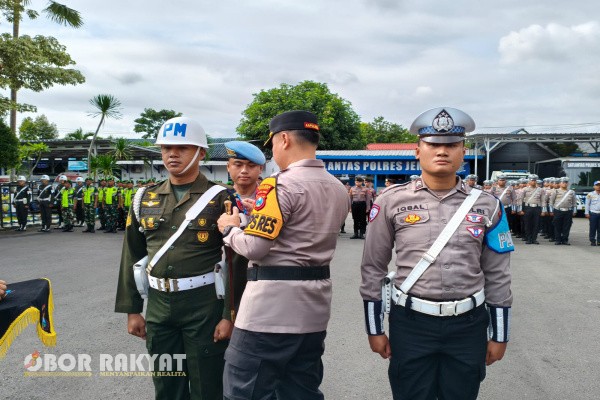 Jember, Obor Rakyat – Polres Jember resmi menggelar Apel Pasukan Operasi Zebra Semeru 2025 pada Senin pagi (17/11/2025) di Lapangan Satpas Lalu Lintas Sumbersari Jember.