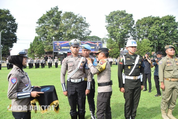 Bondowoso, Obor Rakyat — Polres Bondowoso menggelar Apel Pasukan Operasi Zebra Semeru 2025 pada Senin, 17 November 2025 di Lapangan Mapolres Bondowoso. Kegiatan dipimpin langsung oleh Kapolres Bondowoso, AKBP Harto Agung Cahyono sebagai bentuk pengecekan kesiapan seluruh personel menjelang pelaksanaan operasi kepolisian yang berlangsung mulai 17–30 November 2025.